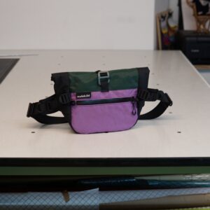 Rolltop Hipbag - "Mary" (schwarz/flieder/green mountain)